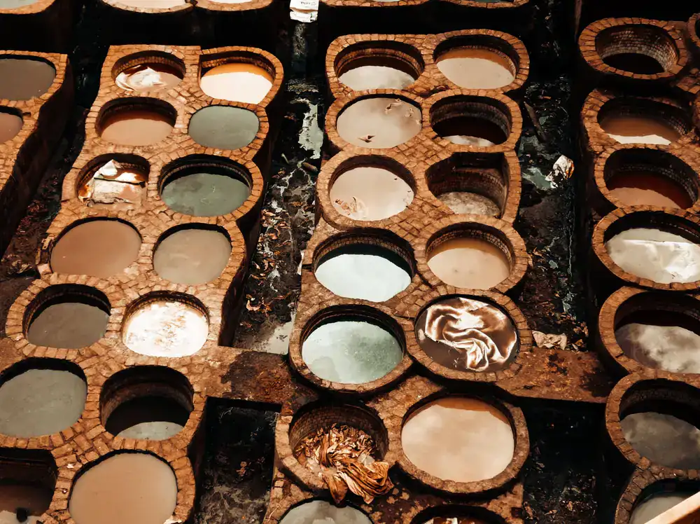 Small dye pots testing color formulas on raw textiles